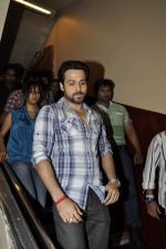 Emraan Hashmi checks audience response at Gaity on 9th Sept 2012 (18).jpg